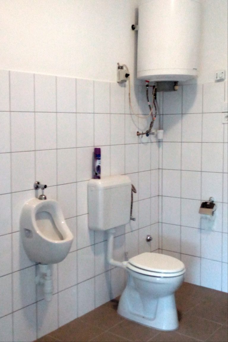 Új mosdó a temetőben