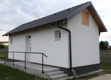 Elkészült a mosdó a sportpályán!