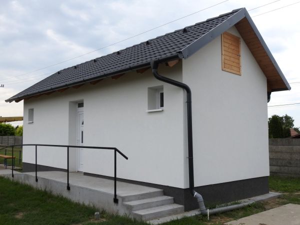 Elkészült a mosdó a sportpályán!