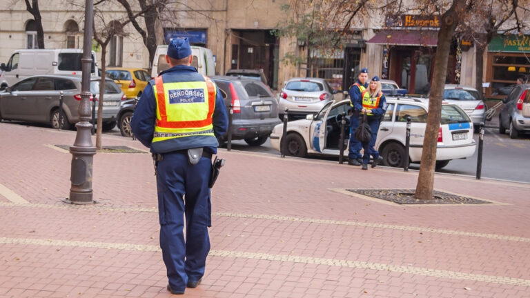 Rendőrök és katonák együtt járőröznek